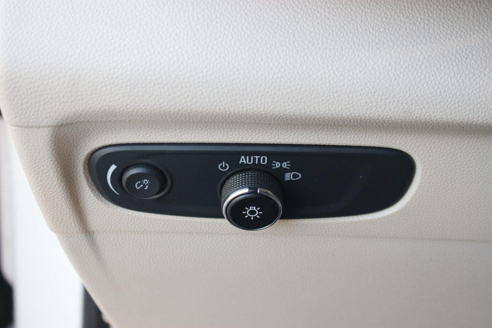Used 2022 SUMMIT WHITE Buick Preferred image 27