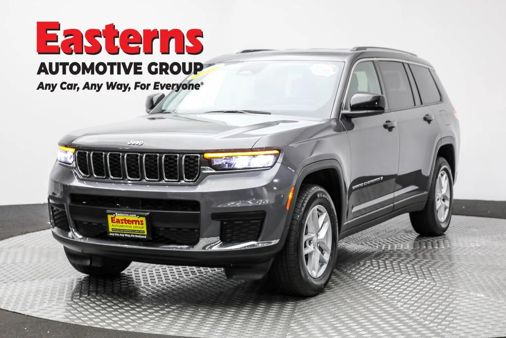 Used 2023 Gray Jeep Laredo image 1