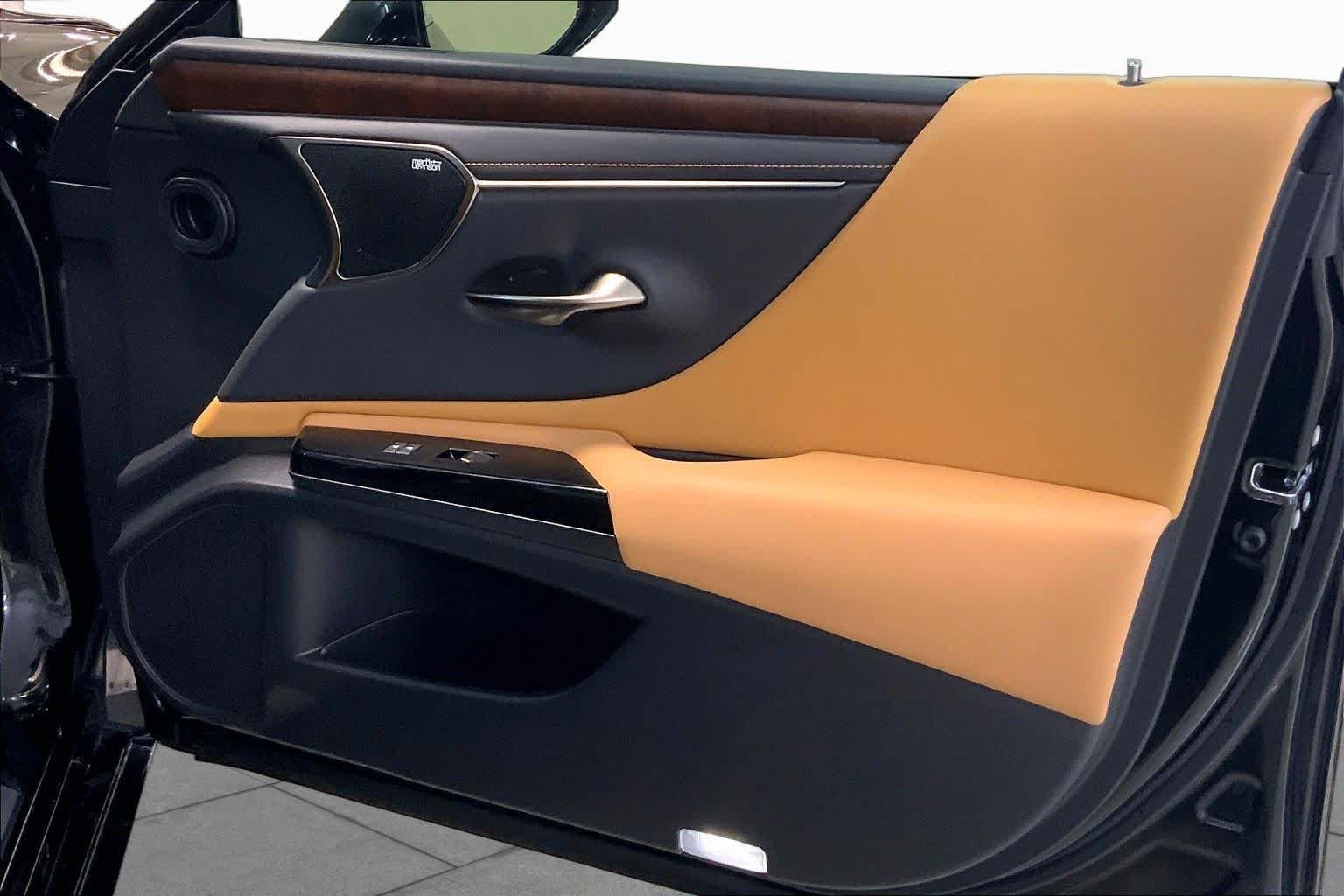 Used 2024 Obsidian Lexus Ultra Luxury image 22