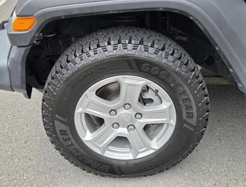Used 2018 Billet Silver Metallic Clearco JEEP UNLIMITED SPORT S image 19