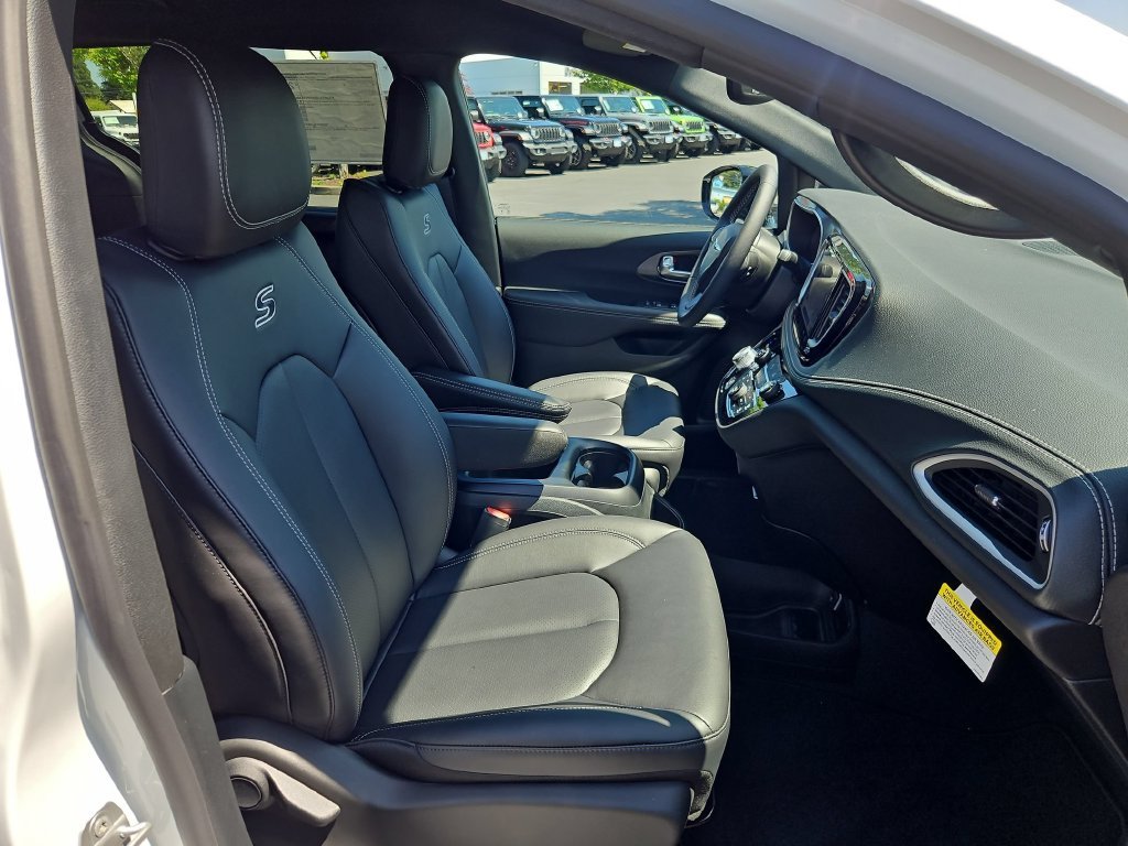 2026 Chrysler Pacifica Select - Photo 28