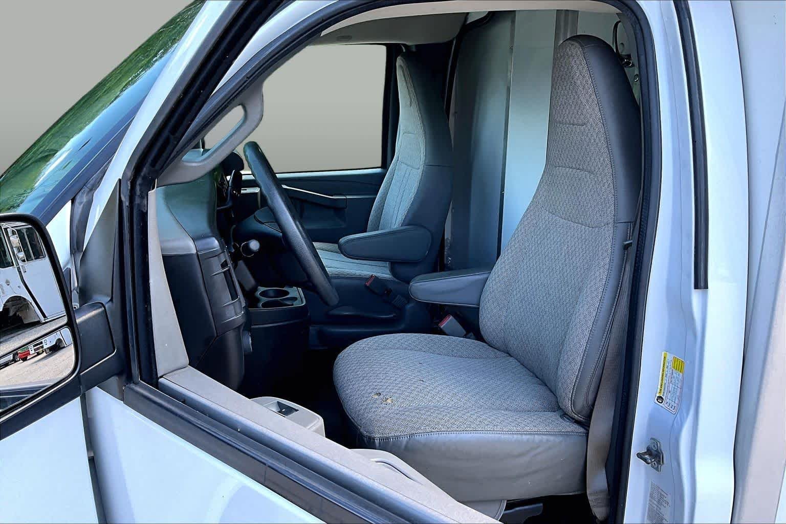 Used 2017 Summit White Chevrolet  image 9