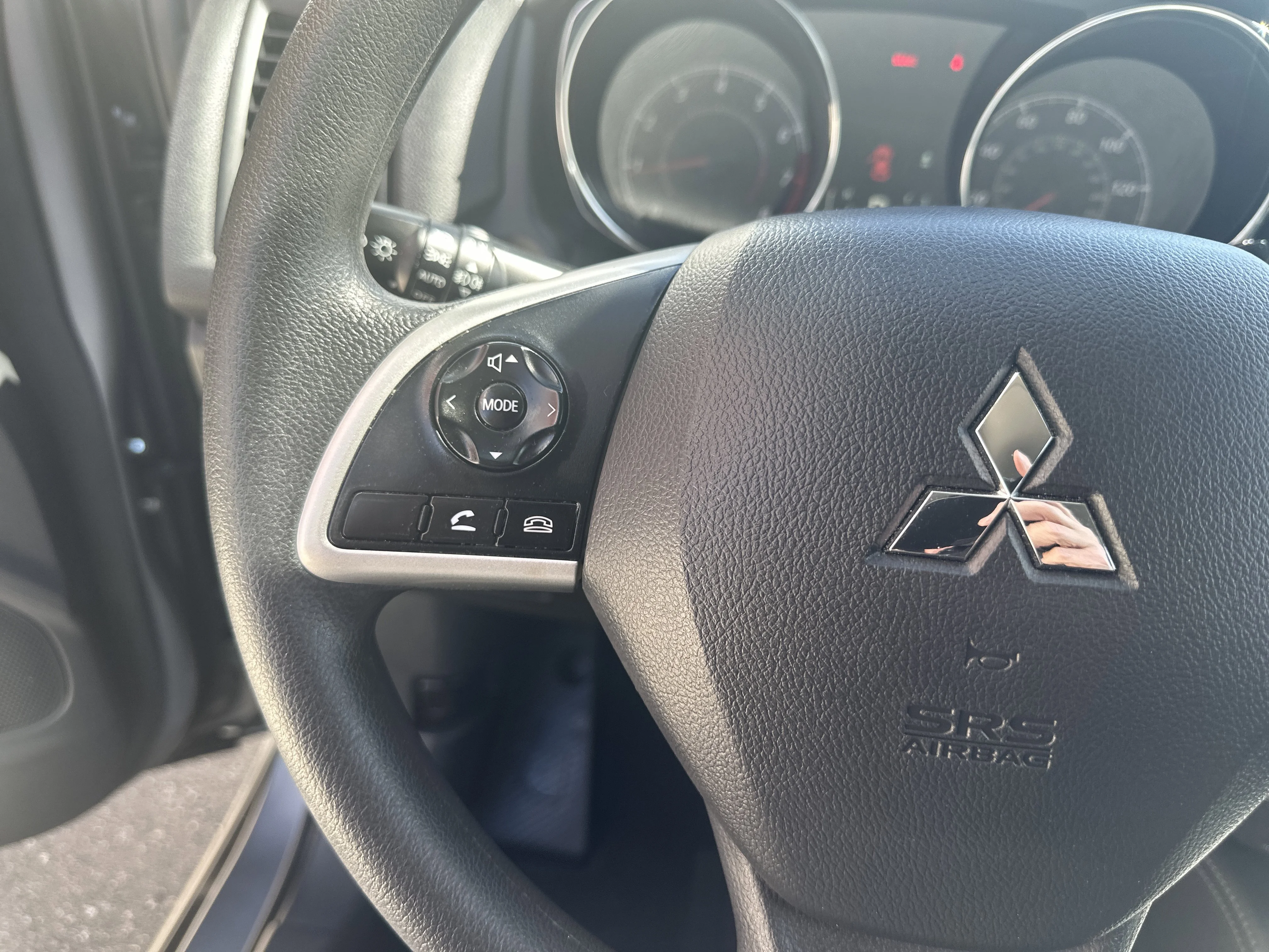 Used 2025  Mitsubishi ES image 13
