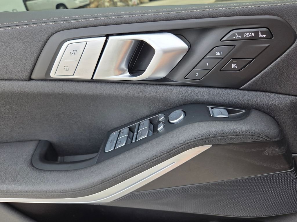 Used 2021 White BMW xDrive40i image 25