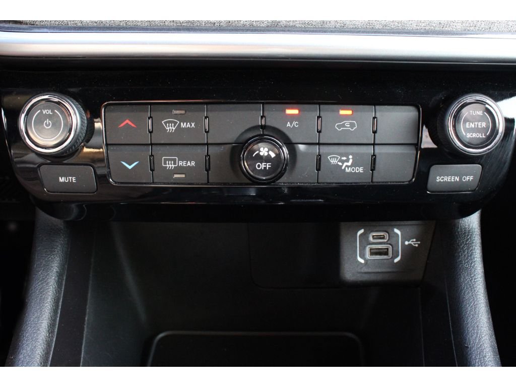 Used 2024 Diamond Black Crystal Pearlcoat Jeep Latitude image 11