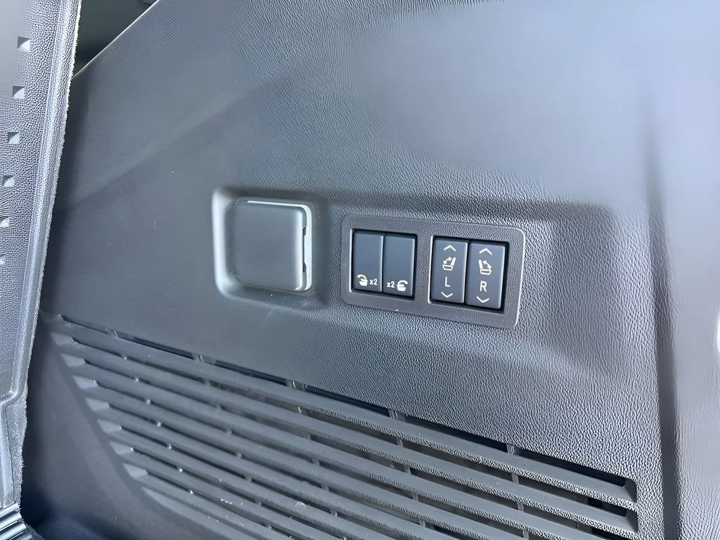 Used 2026 Polar White Tricoat Chevrolet Premier image 32