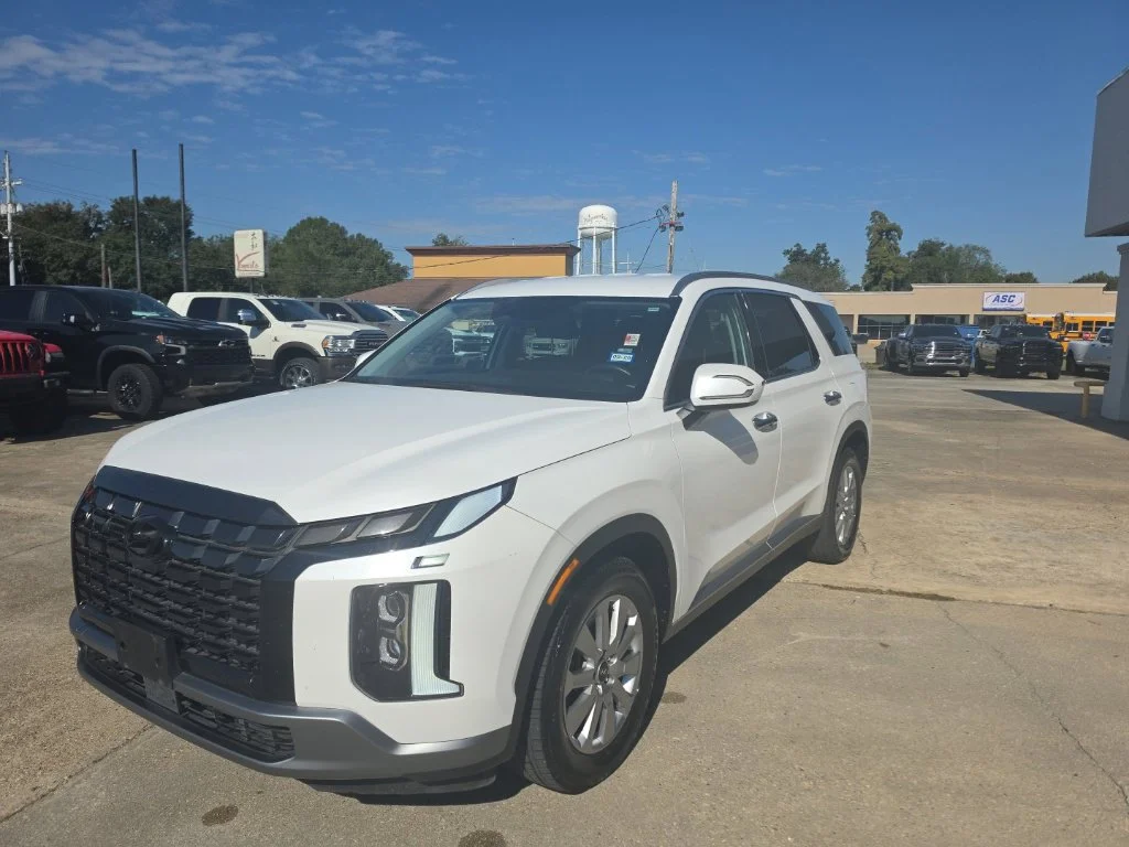 Used 2025 White Hyundai SEL image 3