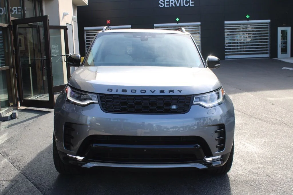 Certified Used 2025  Land Rover Dynamic SE image 3