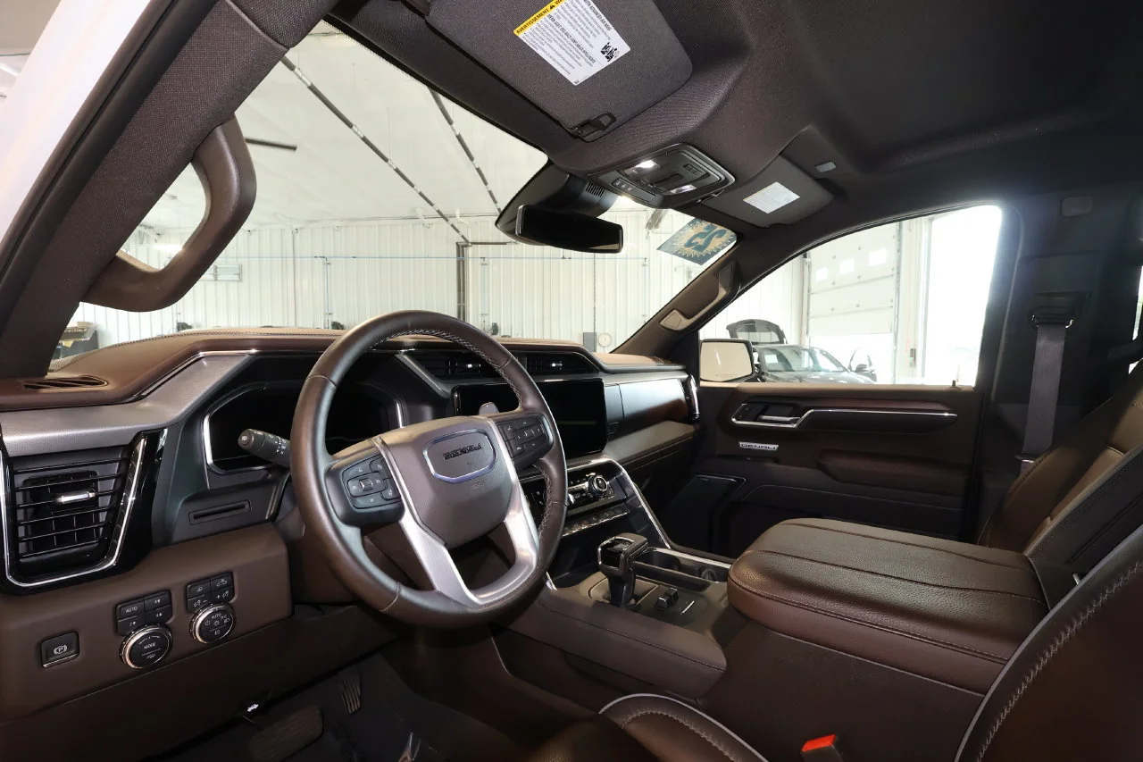 Used 2025 White Frost Tricoat GMC Denali image 9