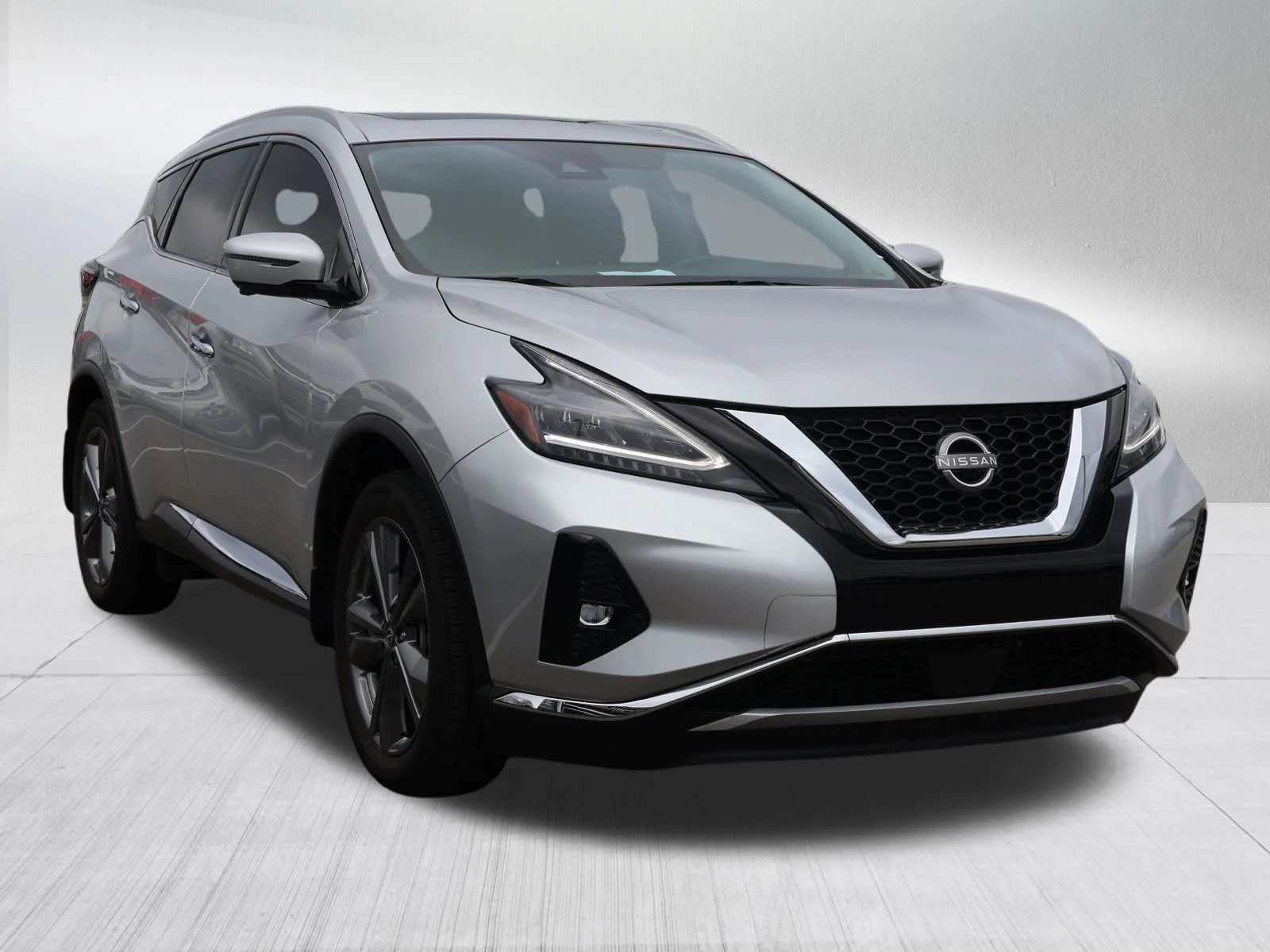 Used 2023 Brilliant Silver Metallic Nissan Platinum image 1