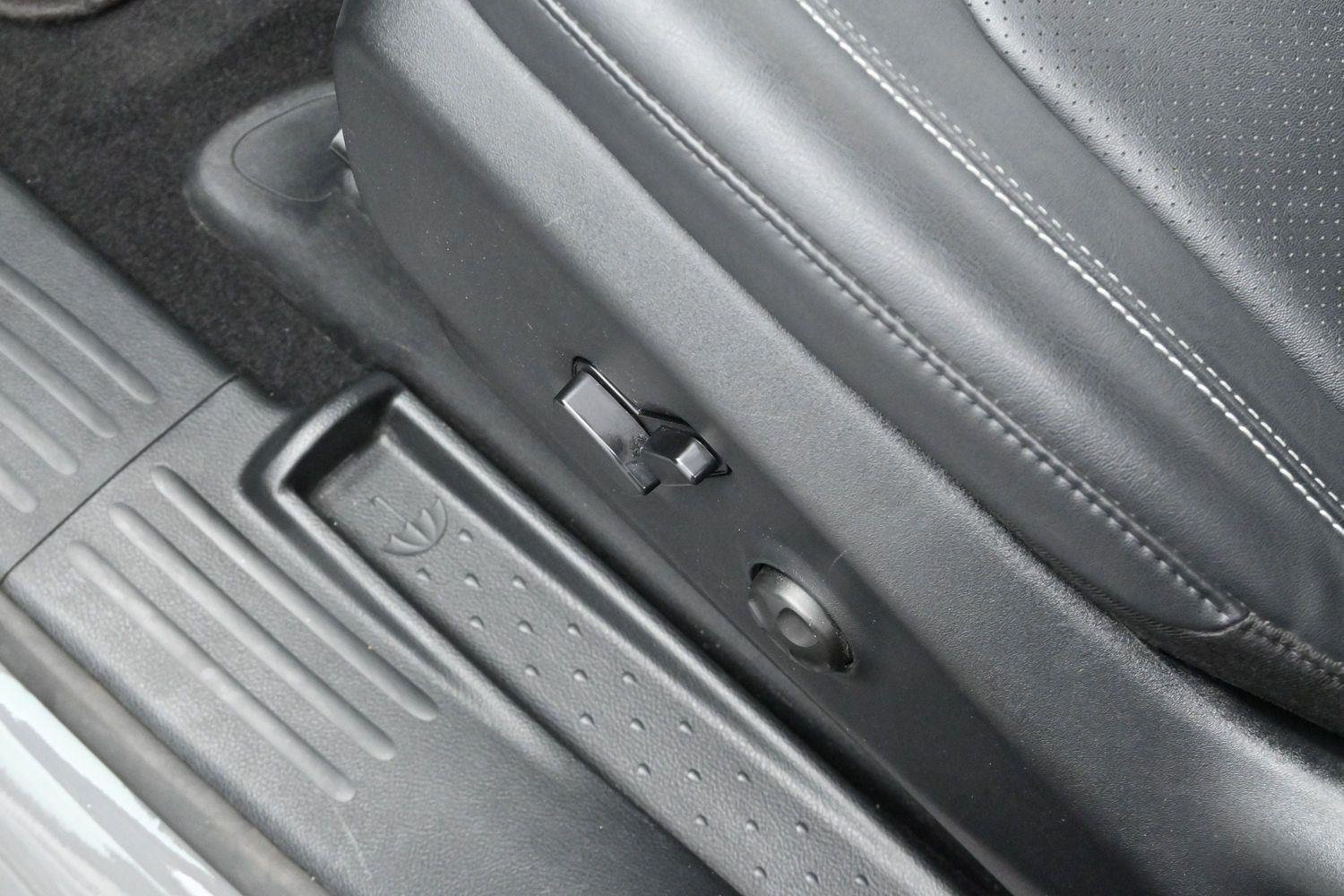Used 2025 Gray Chrysler Select image 43