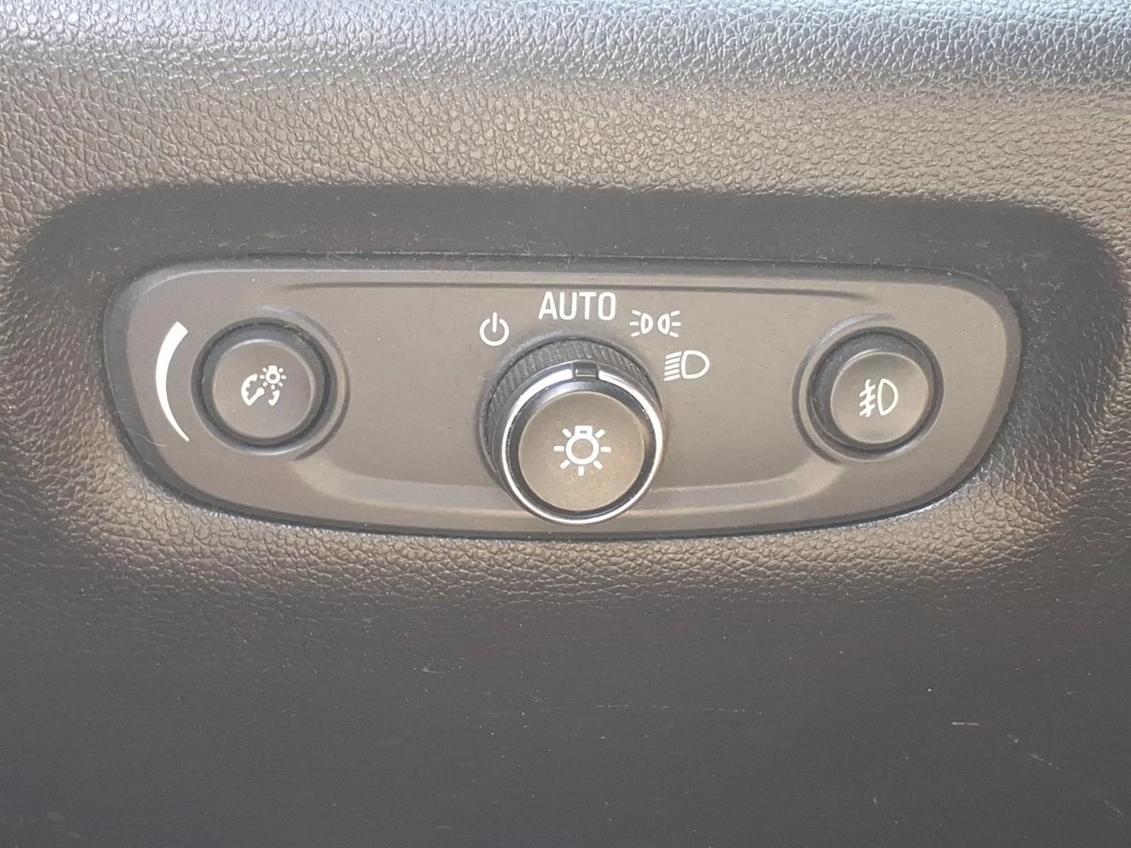 Used 2020 GRAPHITE METALLIC Chevrolet LT Cloth image 20