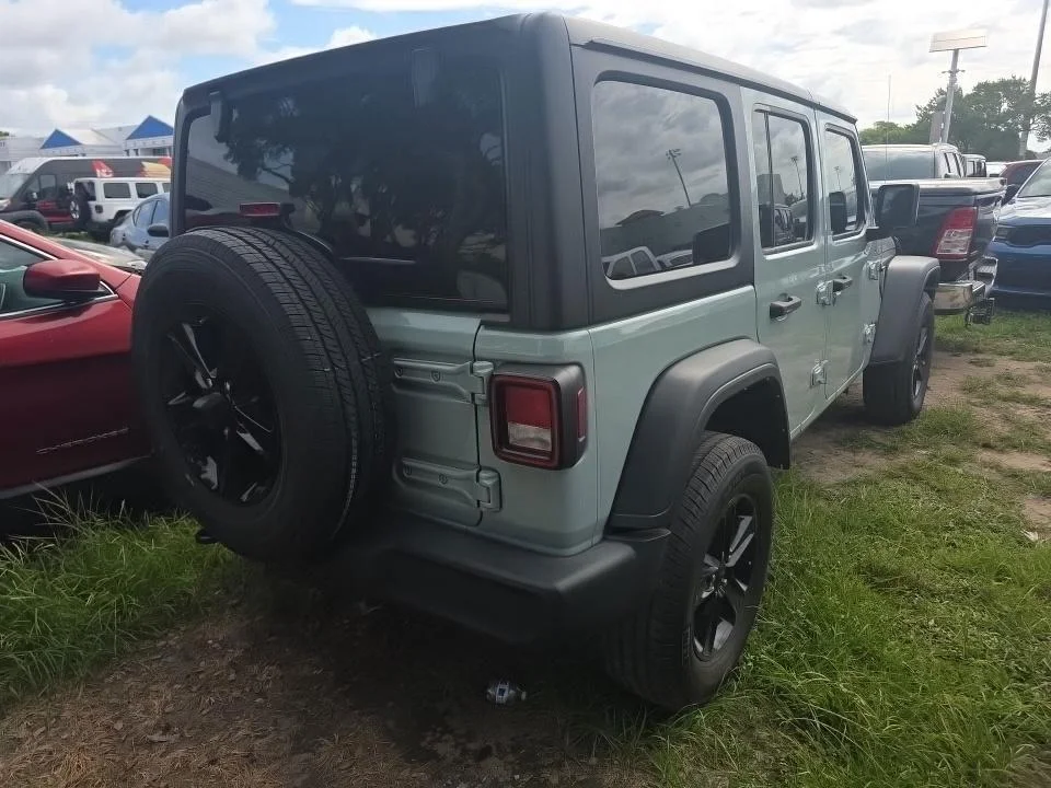 Used 2023 Earl Clearcoat Jeep Sport Altitude image 3