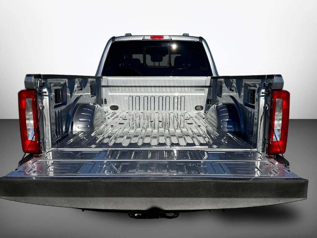 New 2027 Iconic Silver Metallic Ford F-250® XLT image 17