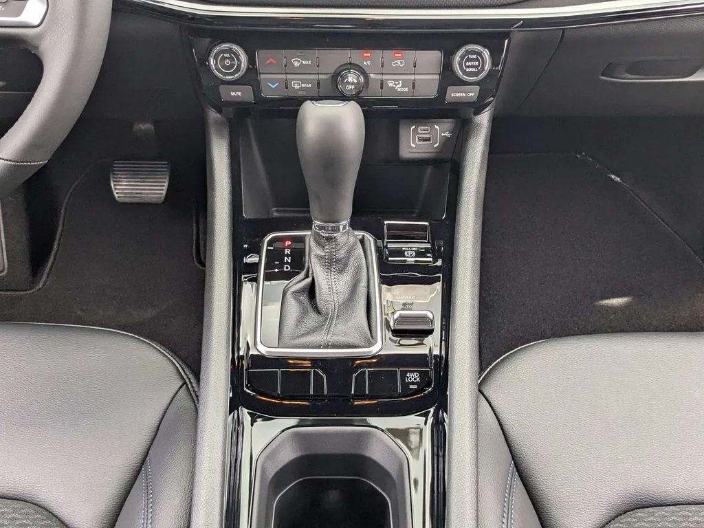 New 2026 White Jeep Latitude image 19