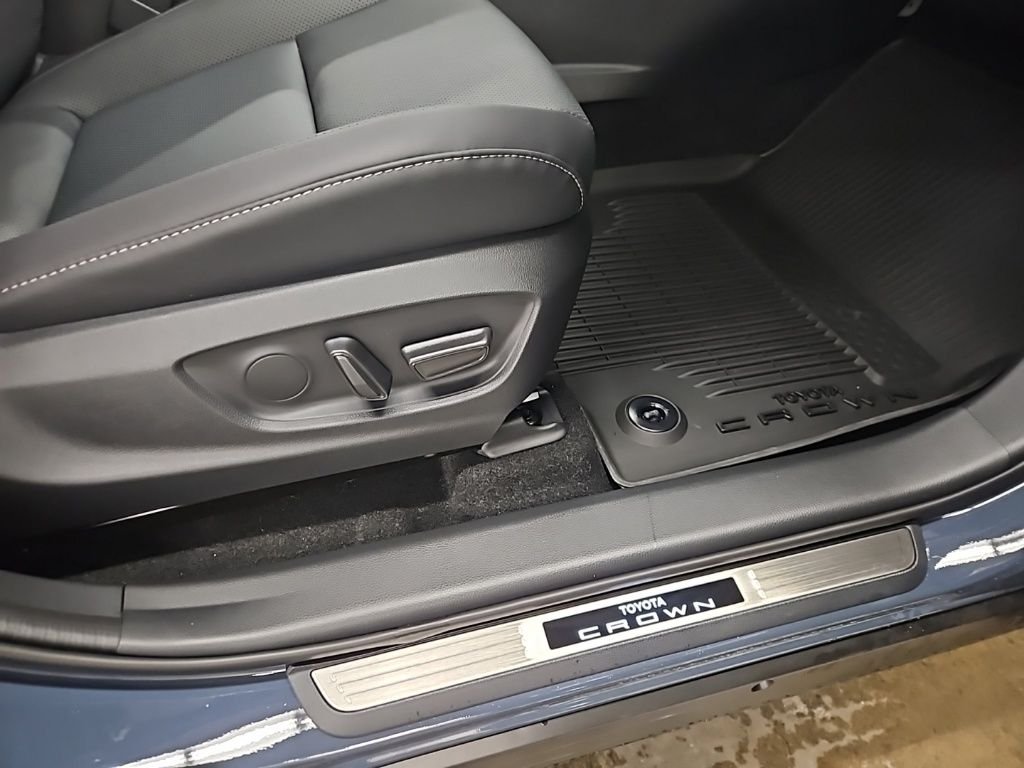 2025 Toyota Crown Signia XLE - Photo 34