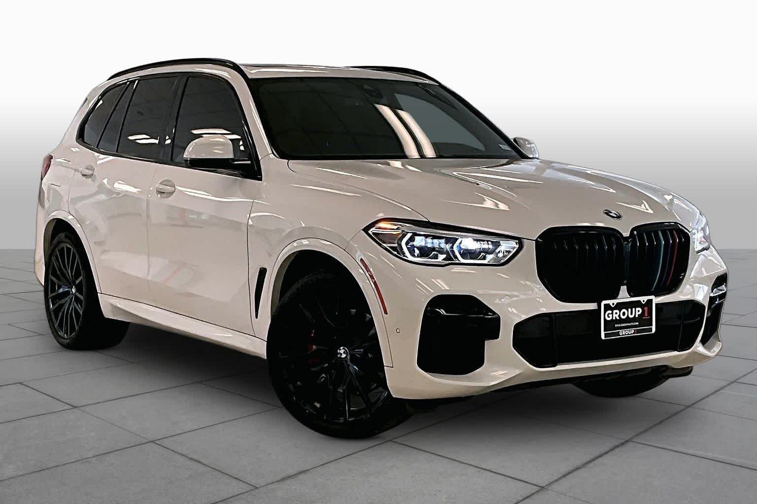Used 2022 Alpine White BMW sDrive40i image 2
