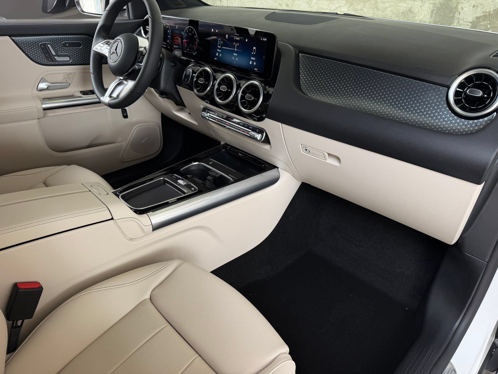 New 2026 Polar White Mercedes-Benz GLA 250 image 37