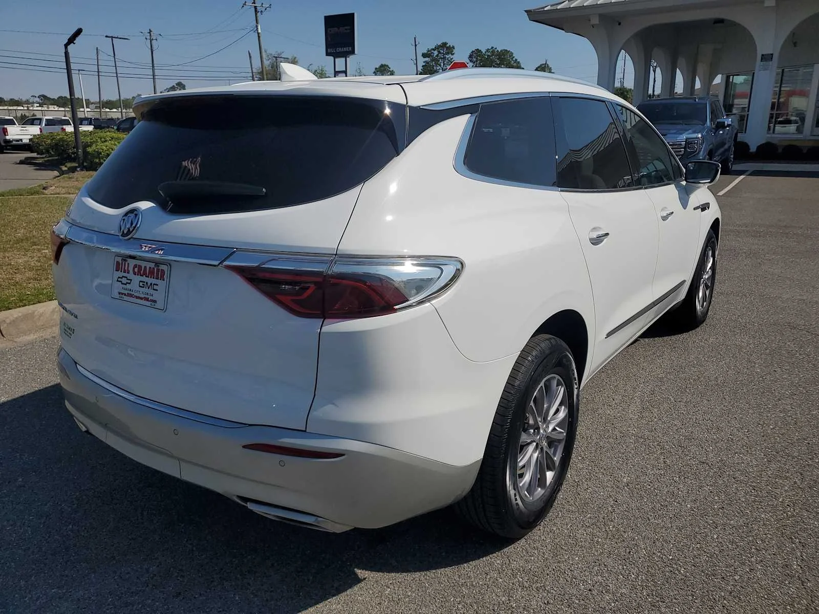 Used 2023 Summit White Buick Essence image 6