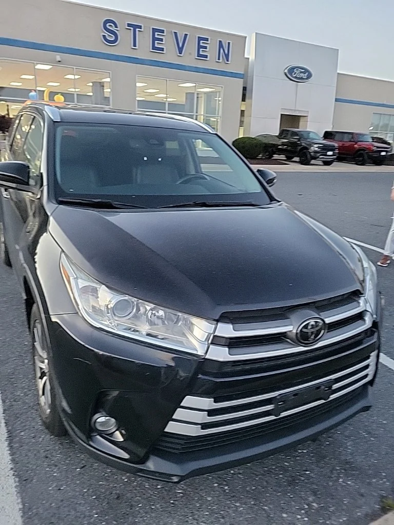 Used 2018 Black Toyota XLE image 36
