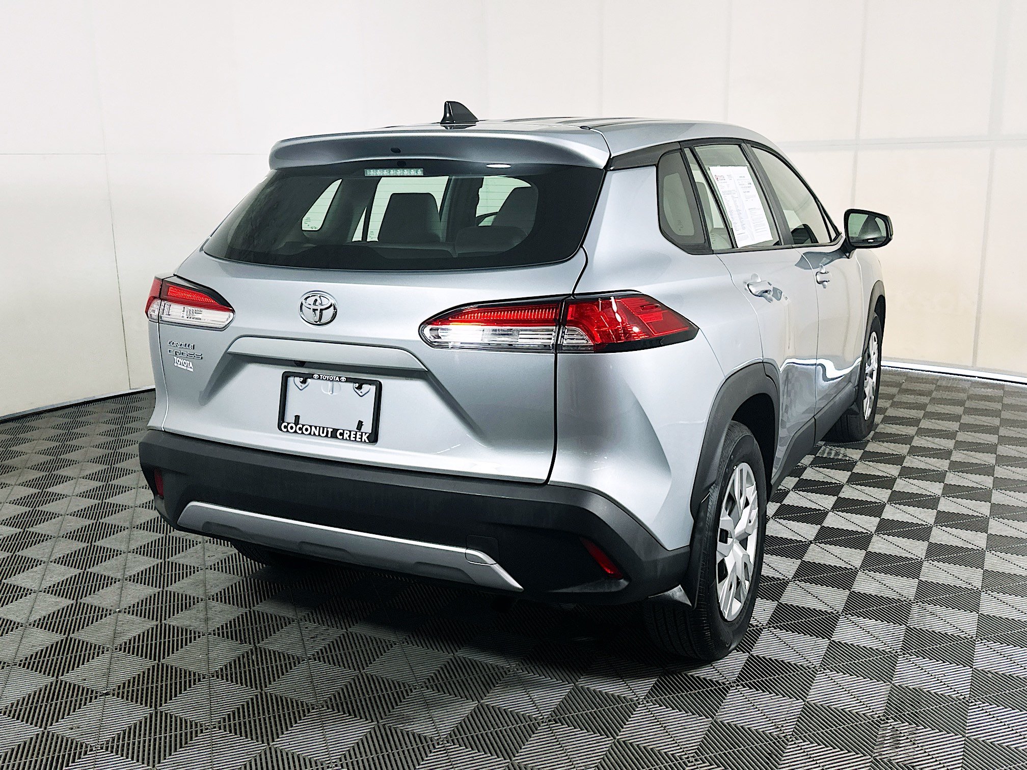 Used 2023 Silver Toyota L image 3