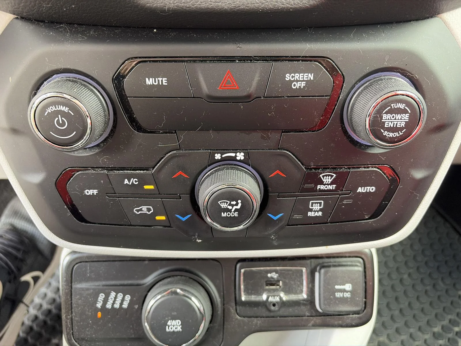 Used 2019 Black Clearcoat Jeep Latitude image 22