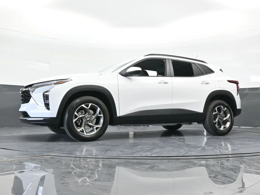Used 2025 Summit White Chevrolet LT image 57