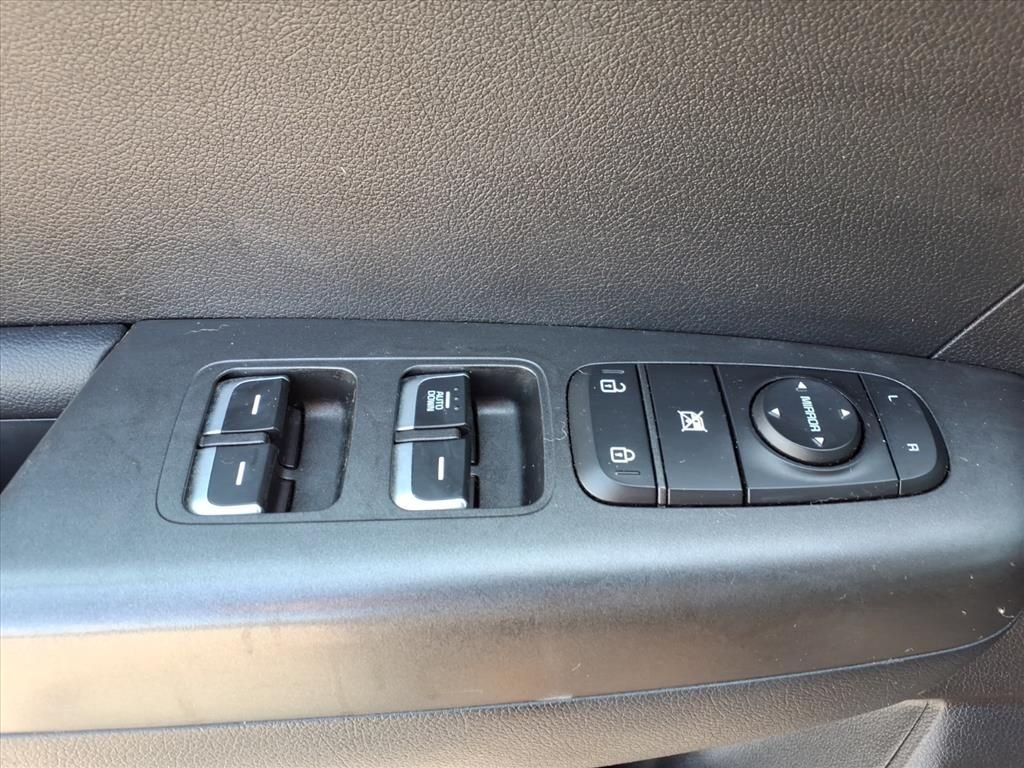 Used 2018 Silver Kia LX image 19