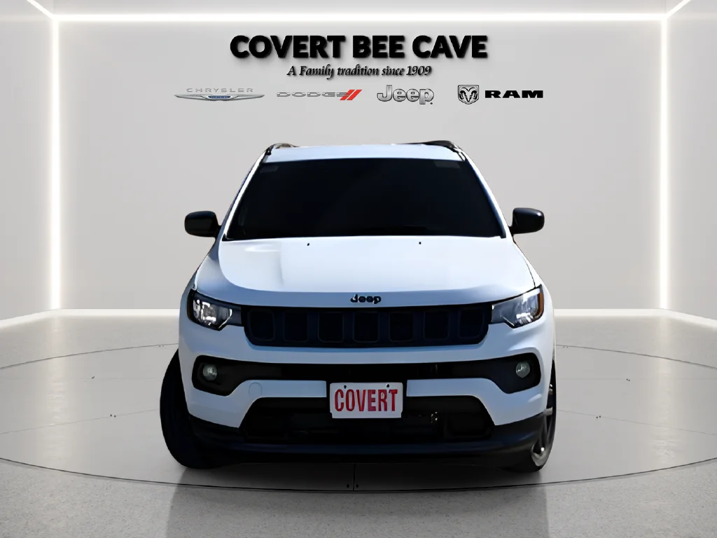 New 2026 White Jeep Latitude image 9