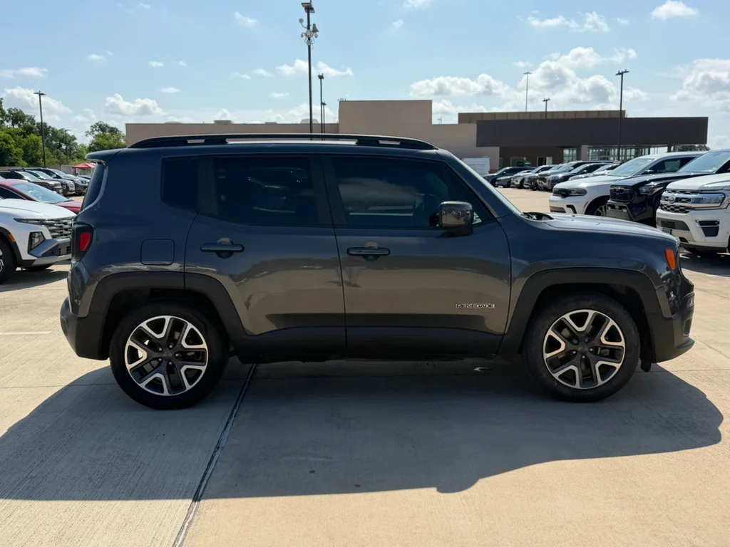 Used 2018 Granite Crystal Metallic Clearcoat Jeep Latitude image 7