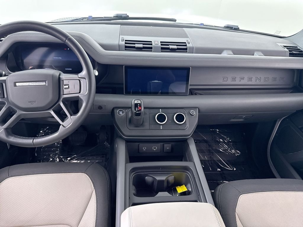 Used 2023 White Land Rover X-Dynamic SE image 19