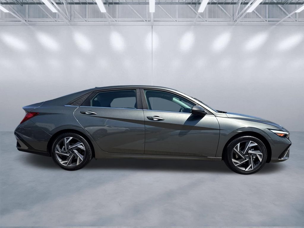 Used 2025 Gray Hyundai SEL Convenience image 3