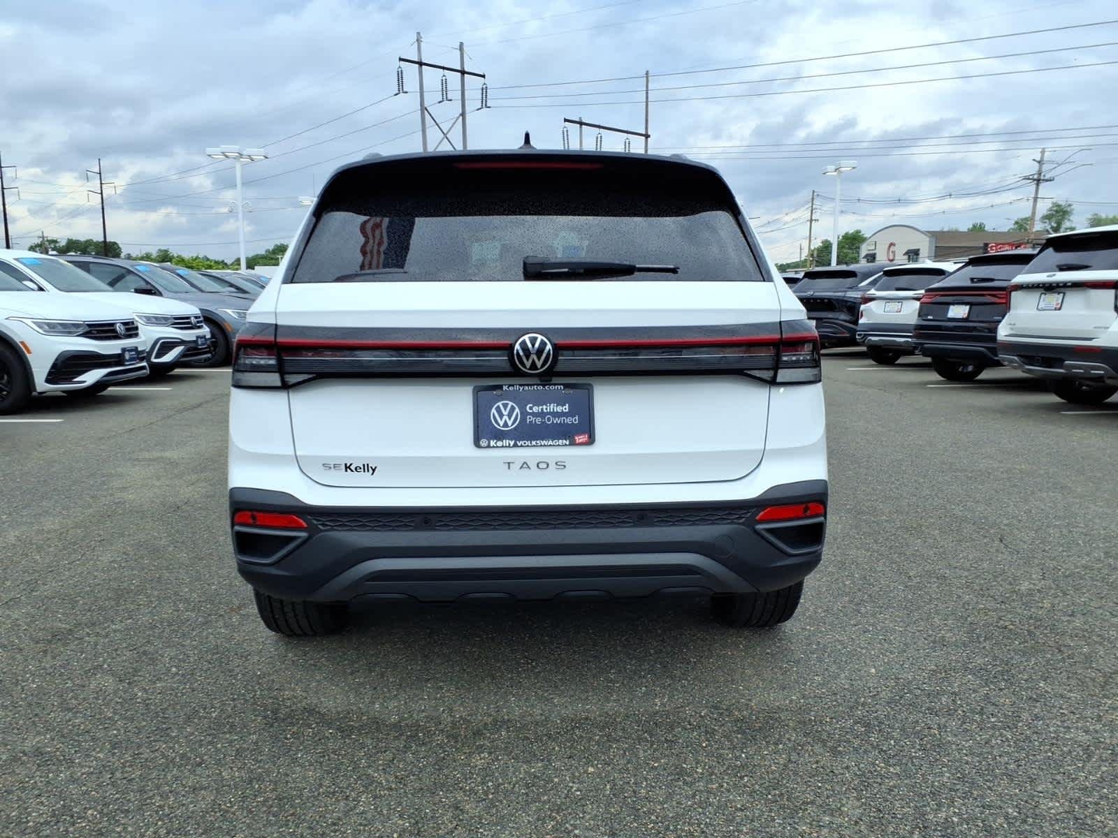 Certified Used 2025 Pure White w/Deep Black Roof Volkswagen SE Black image 6