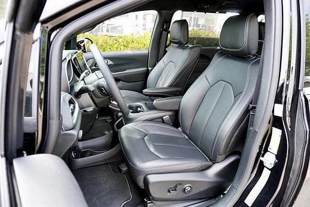 New 2026 Diamond Black Crystal Pearl-Coat Exterior Paint Chrysler Select image 17