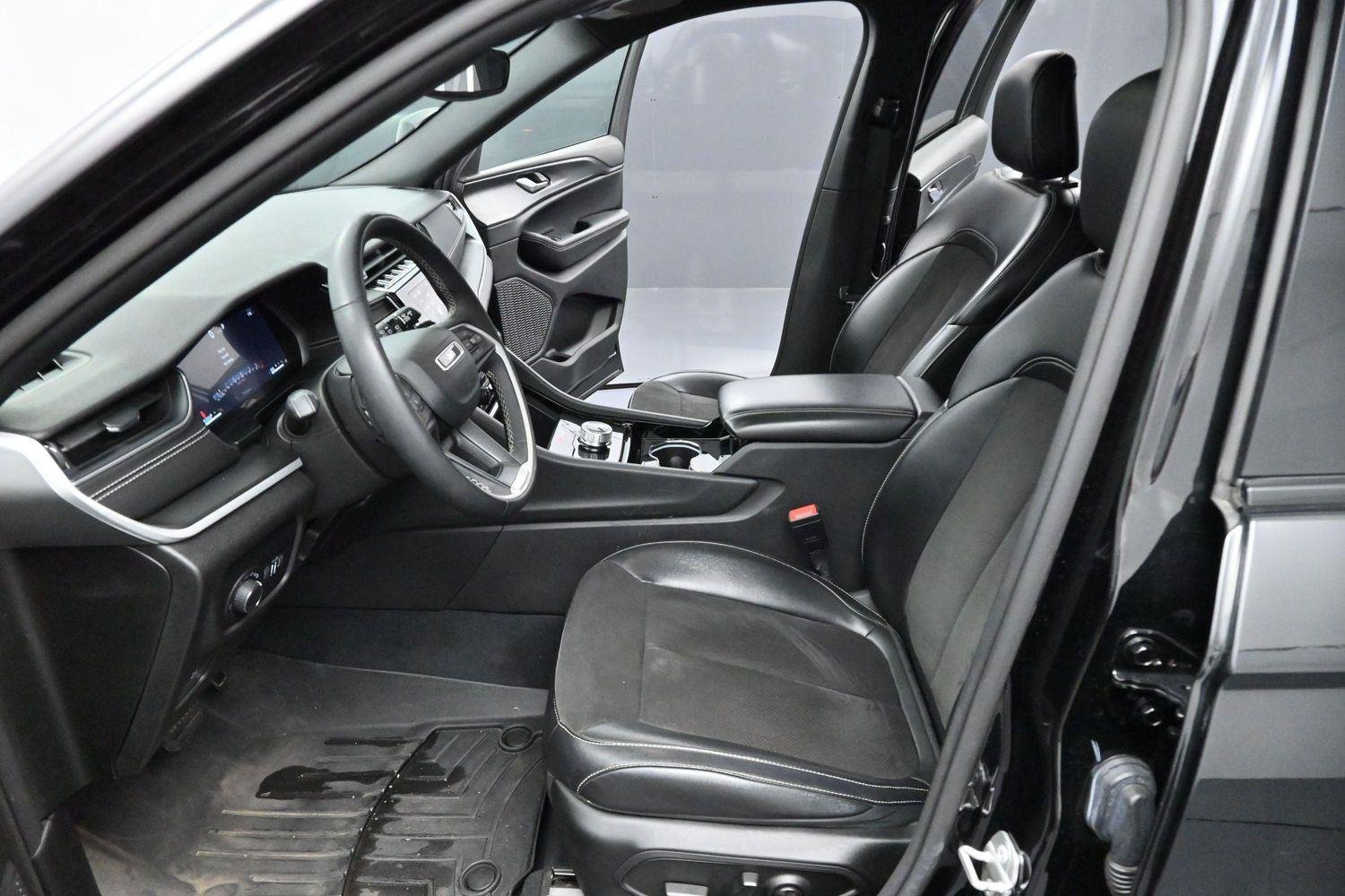 Used 2023 Diamond Black Crystal Pearlcoat Jeep Altitude image 11