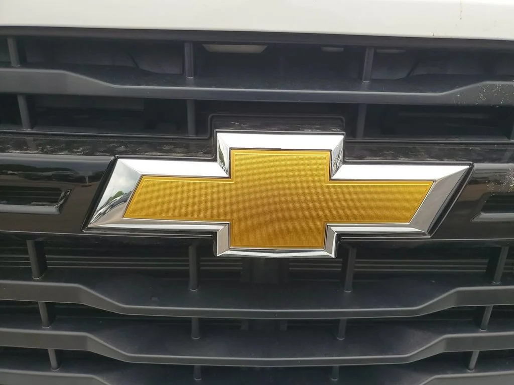 New 2026 Summit White Chevrolet WT image 25