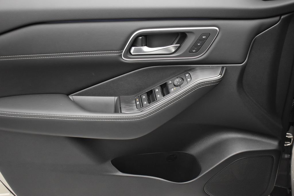 New 2026 Champagne Silver Metallic / Super Black Two-tone Nissan Platinum image 10
