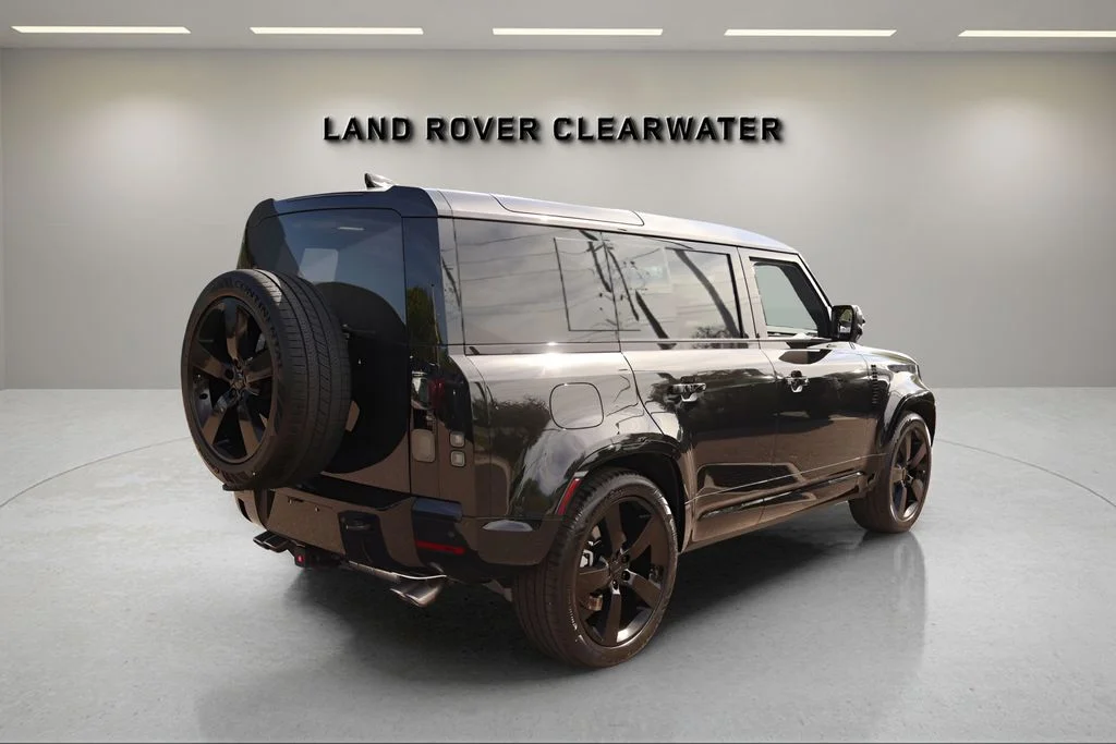 New 2026 Santorini Black Land Rover X-Dynamic SE image 5