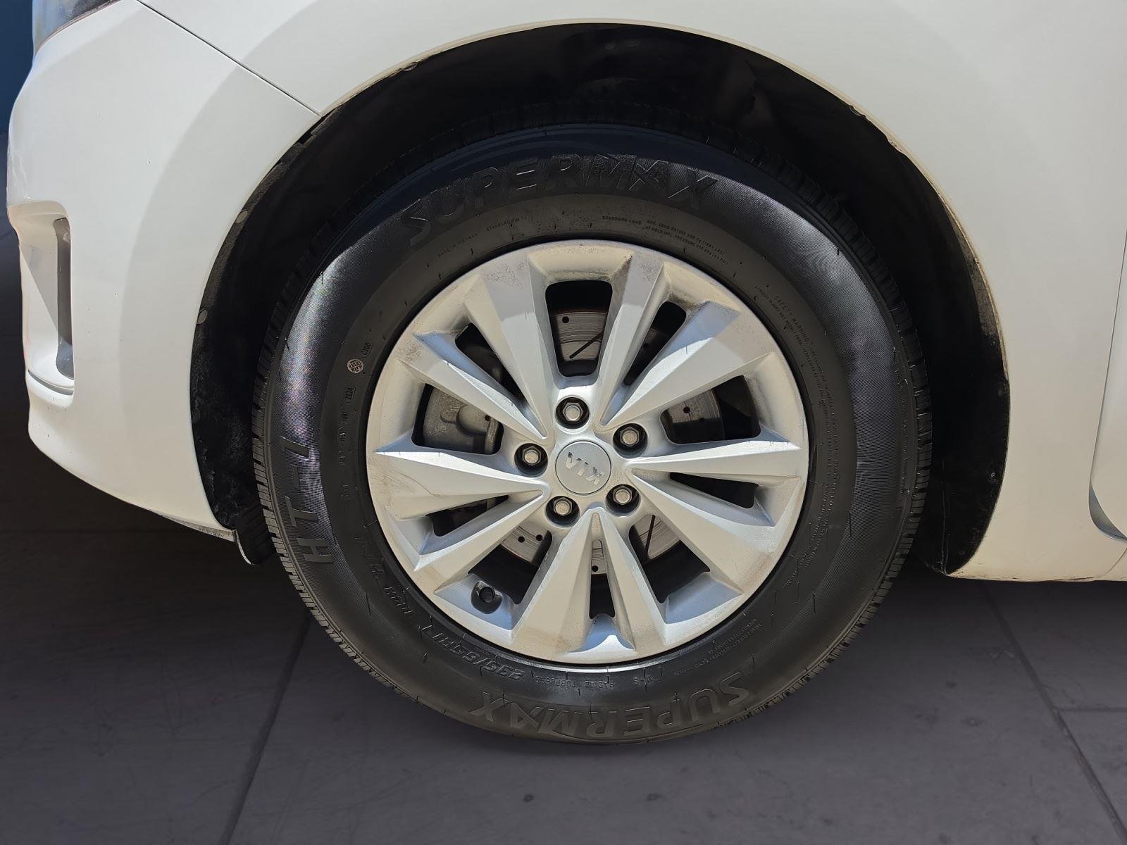 2016 Kia Sedona LX - Photo 14