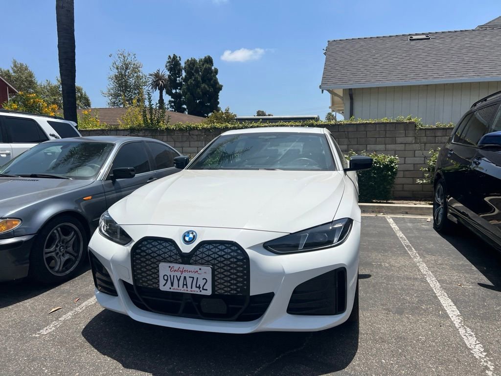 Used 2025 Alpine White BMW xDrive40 image 2