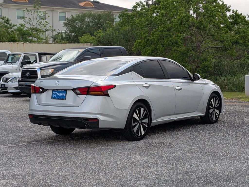 Used 2022 Silver Nissan 2.5 SV image 5