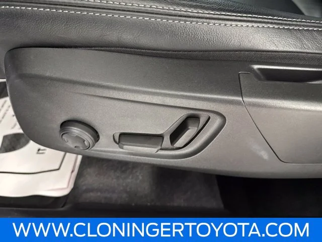 Used 2022  Volvo Momentum image 21