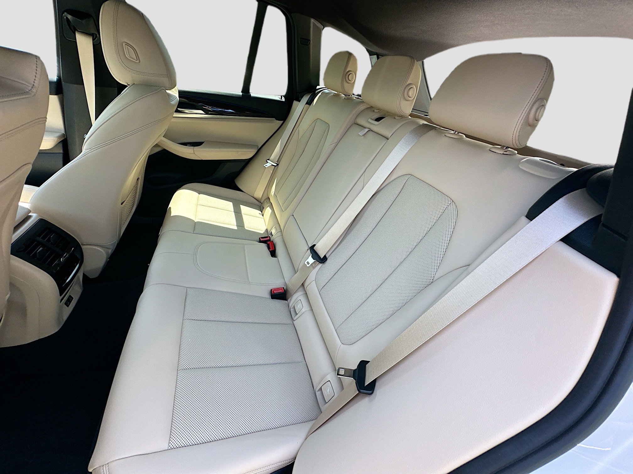 Used 2022 Alpine White BMW sDrive30i image 17