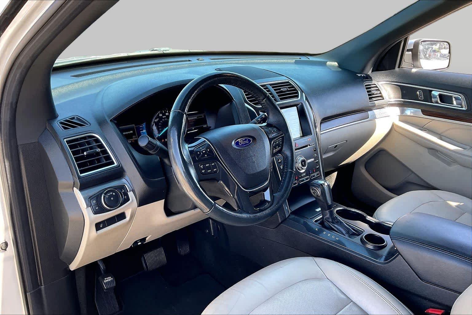 Used 2018 Ingot Silver Metallic Ford Limited image 16