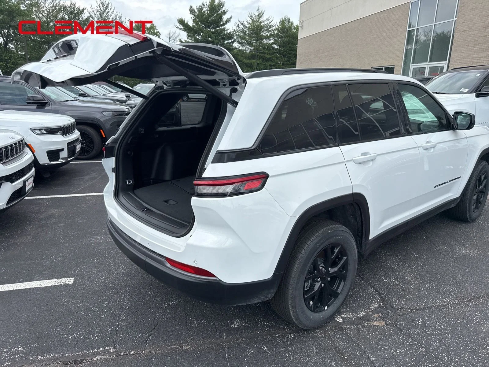 New 2026 Bright White Clear-Coat Exterior Paint Jeep Altitude image 13