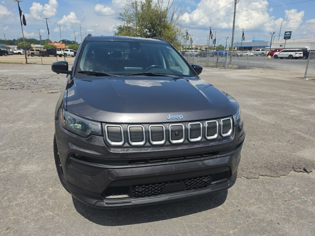 Used 2022 Gray Jeep Latitude FWD image 2