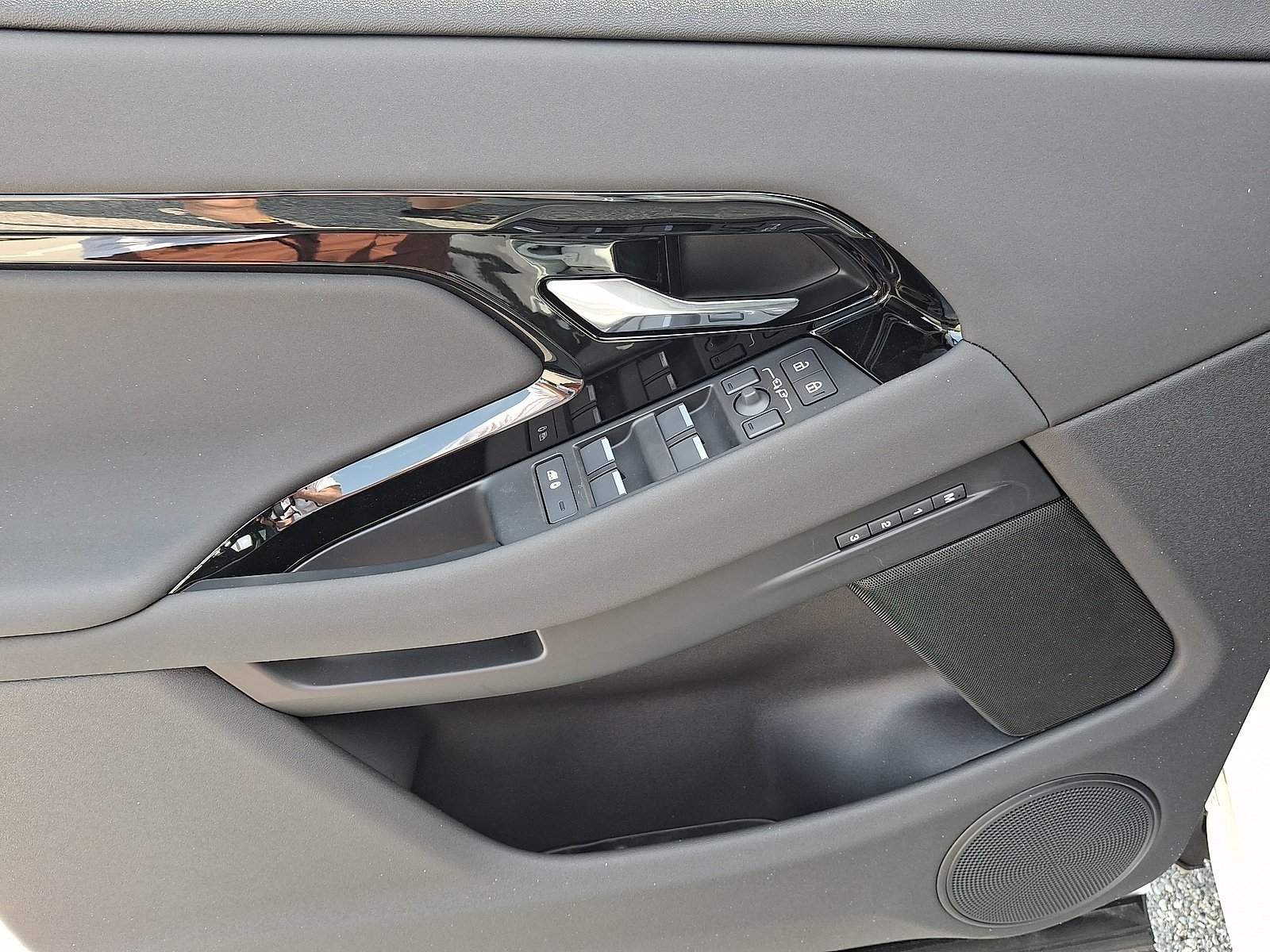 New 2026 Fuji White LAND ROVER S image 11