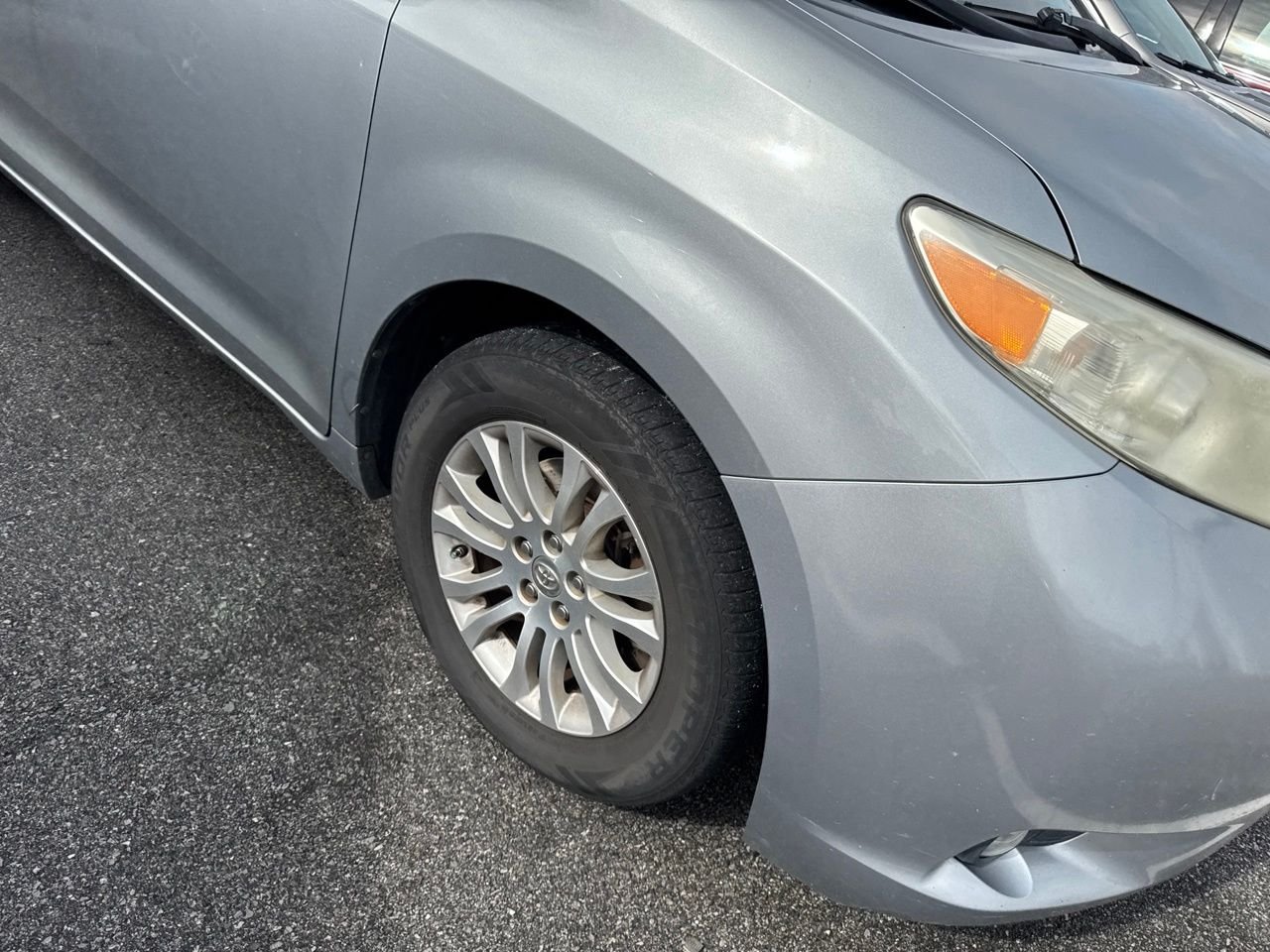 Used 2016 Silver Toyota XLE image 4