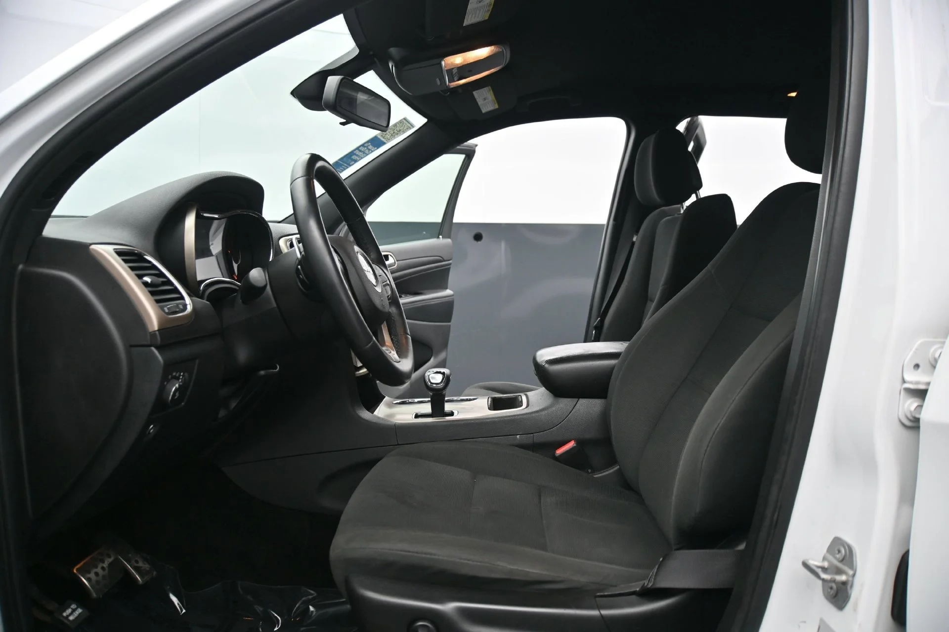 Used 2015 Bright White Clearcoat Jeep Laredo image 19