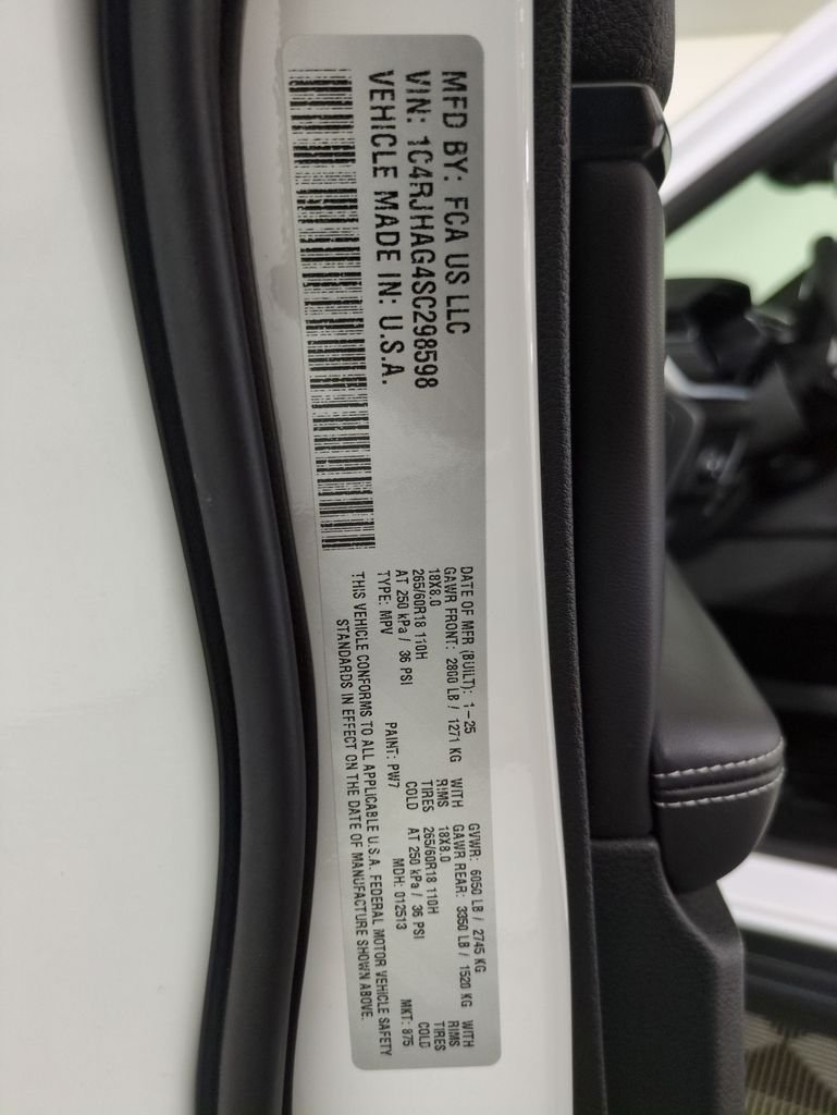 Used 2025  Jeep Altitude X image 32